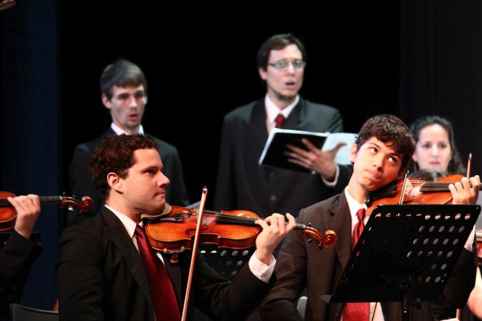 Daniel Pineda cantando con el Coro Estable y la orquesta del Centro del Conocimiento