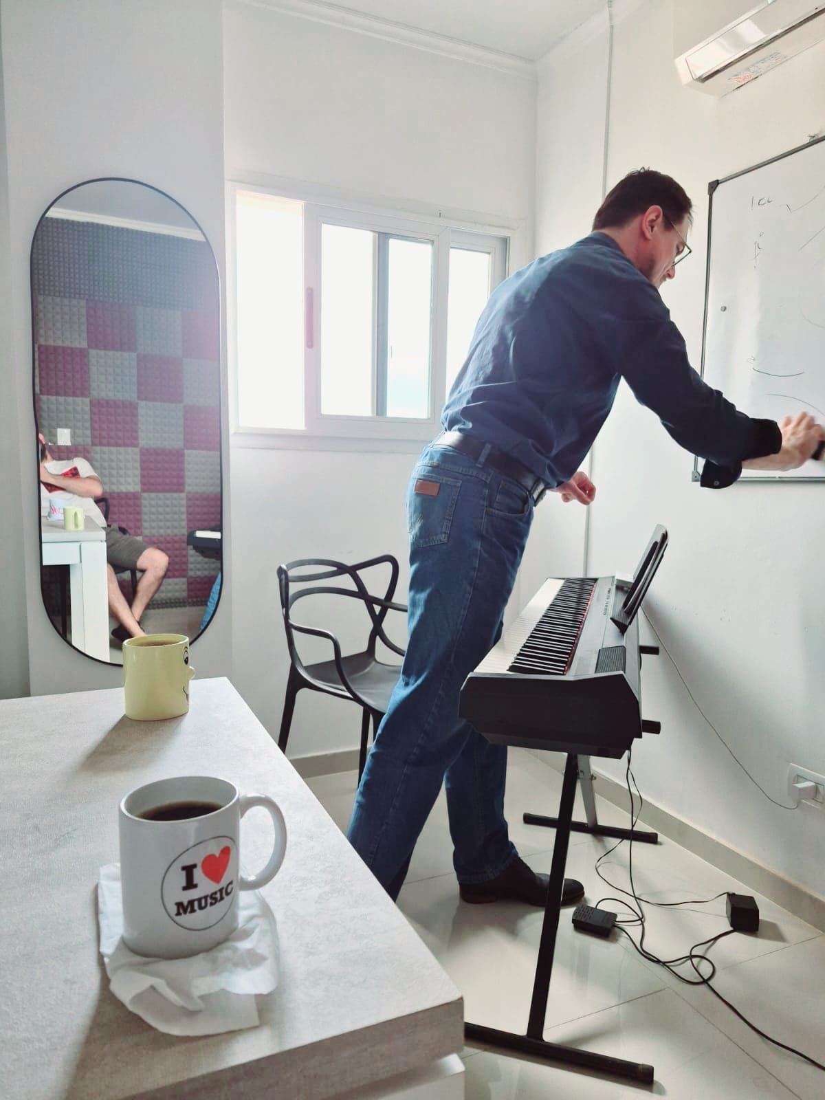 Daniel Pineda trabajando durante una clase de técnica vocal