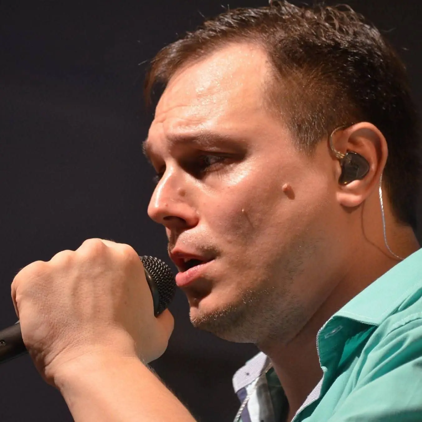 Daniel Pineda durante una presentación en vivo